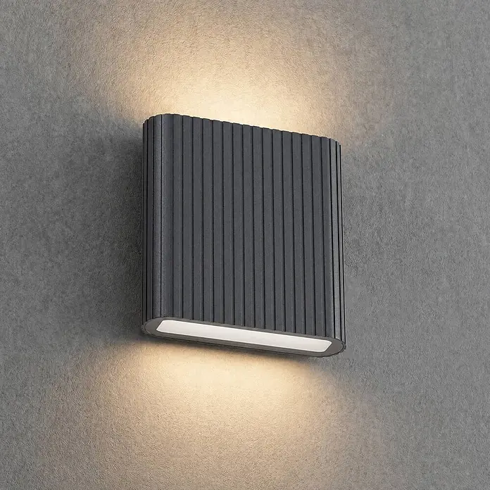 Lucande Außenwandleuchte Raija - 7,5 x 18 x 19 cm, alu / grau / zink, IP54 - Dunkelgraue gerippte Wandleuchte, die warmes Licht nach oben und unten abstrahlt.
