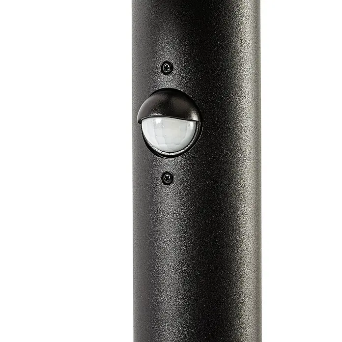 Lucande LED Wegeleuchte in schwarz matt, mit Bewegungsmelder, Gartenlampe -  - Nahaufnahme einer schwarzen, strukturierten Säule mit integriertem weißem Kuppel-Bewegungsmelder und kleinen Schrauben.