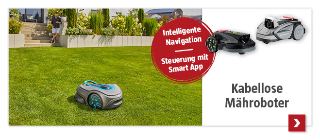 Mähroboter im Gras, dahinter die Terrasse