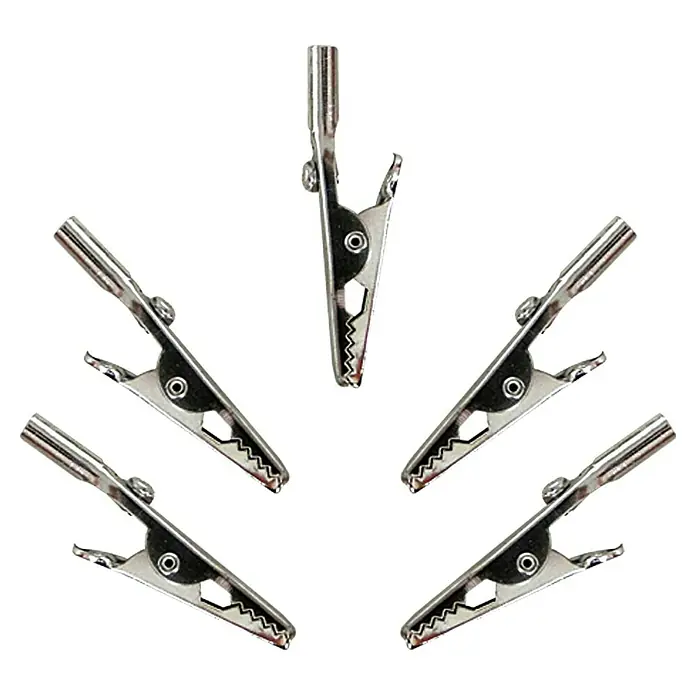 Profi Depot Krokodil-Klemmen - 10 A, Steckanschluss, 5 Stk. - Abbildung von sechs Krokodilklemmen aus Metall. Die Klemmen sind in einem Kreis angeordnet. Die Klemmen sind ideal für Hobby und Elektronik.