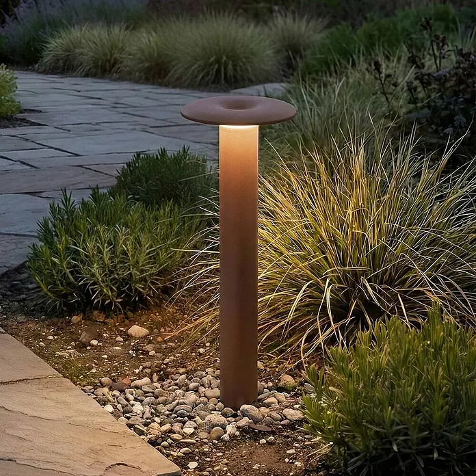Lucande LED Wegeleuchte in braun, weiß, Gartenlampe -  - Rostfarbene zylindrische Pollerleuchte mit flacher Oberseite, beleuchtet Gartenweg und Pflanzen in der Dämmerung.