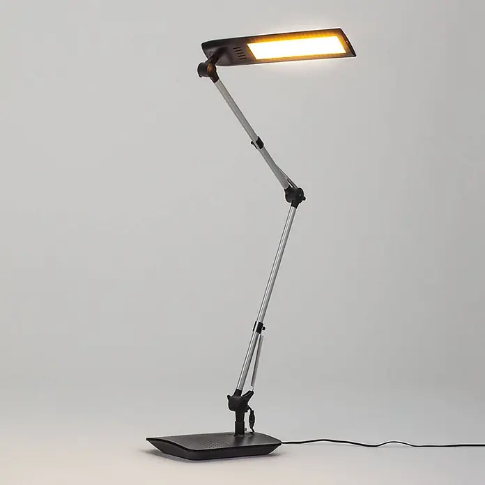 Lindby Tischleuchte Felipe - L x B x H: 36 x 16 x 49 cm, alu / grau / zink - Gelenkige schwarze und silberne LED-Schreibtischlampe mit rechteckigem Kopf, der warmgelbes Licht ausstrahlt, auf flachem Sockel.