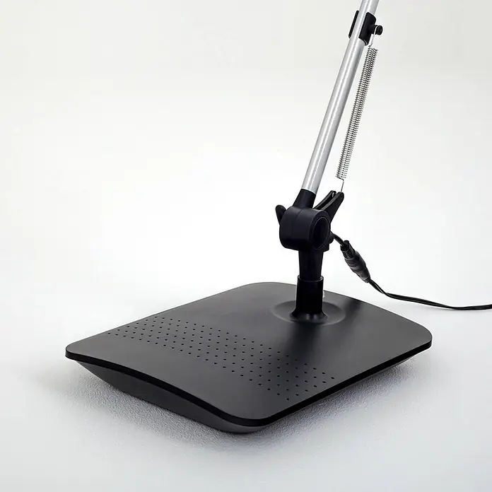 Lindby Tischleuchte Felipe - L x B x H: 36 x 16 x 49 cm, alu / grau / zink - Schwarzer verstellbarer Lampenfuß mit silbernem Arm, Feder und Stromkabelanschluss, mit perforierter Oberfläche.
