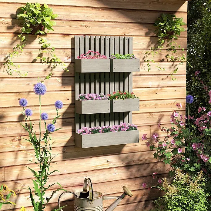 Outsunny Hochbeet - 60 x 16 x 100 cm, Holz, Grau - Vertikaler Pflanzkasten aus grauem Holz mit drei Ebenen, an einer Holzwand montiert und mit bunten Blumen bepflanzt.