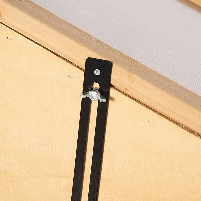 Outsunny Gewächshaus - 70 x 50 cm, Material Seitenwand: Kunststoff, 4 mm, Braun - Schwarze Metallhalterung mit silberner Flügelmutter und zwei verstellbaren schwarzen Riemen an hellem Holz befestigt.
