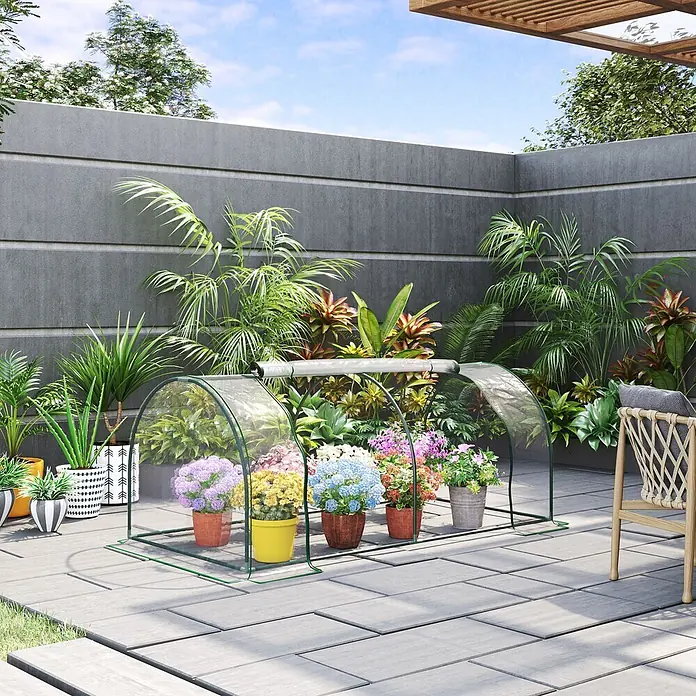 Outsunny Gewächshaus - 200 x 100 cm, Material Seitenwand: Kunststoff, 0,3 mm, Grün - Kleines, gewölbtes, transparentes Gewächshaus mit grünem Rahmen schützt bunte Topfblumen auf einer Terrasse.