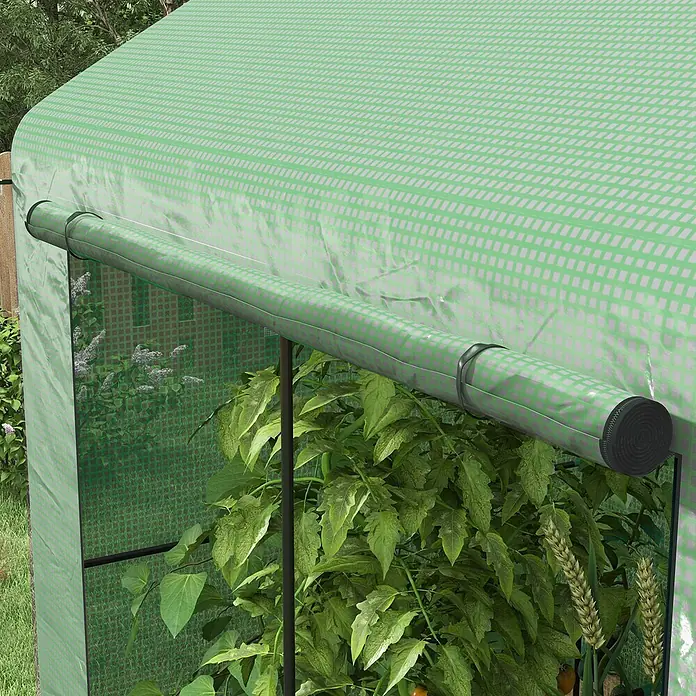Outsunny Gewächshaus - 200 x 140 cm, Material Seitenwand: Kunststoff, 0,3 mm, Dunkelgrau - Grüne Gewächshausabdeckung mit Gittermuster und aufgerolltem Fenster, das üppige Pflanzen wie Tomaten und Weizen im Inneren zeigt.