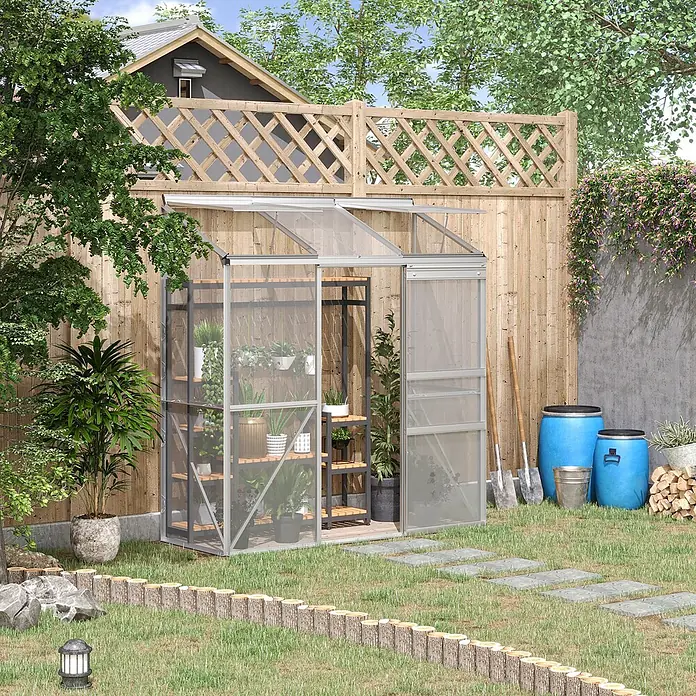Outsunny Gewächshaus - 192 x 68 cm, Material Seitenwand: Kunststoff, 4 mm, Silber - Silbernes Aluminium-Gewächshaus mit transparenten Polycarbonatplatten im Garten, mit Pflanzen auf Regalen.