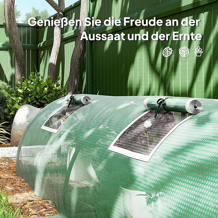 Outsunny Gewächshaus - 80 x 300 cm, Material Seitenwand: Kunststoff, 0,3 mm, Grün - Grüner und transparenter Tunnel-Frühbeetkasten mit hochgerollten Fenstern in einem Garten, der Pflanzen schützt.