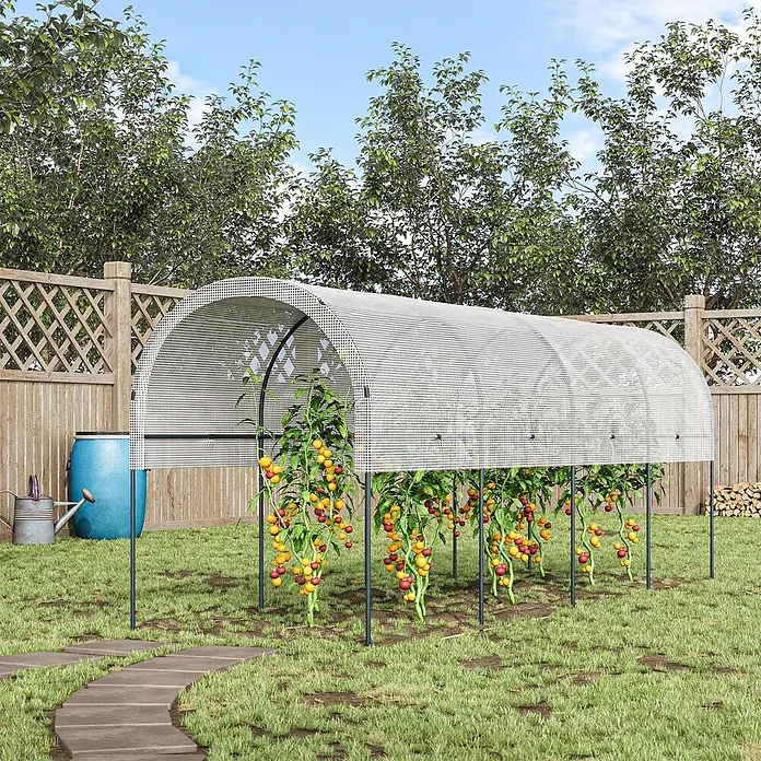 Outsunny Gewächshaus - 400 x 120 cm, Material Seitenwand: Kunststoff, 0,3 mm, Grün - Weißer Netz-Anbautunnel mit dunklem Gestell, der Reihen reifer Tomaten in einem Garten kultiviert.