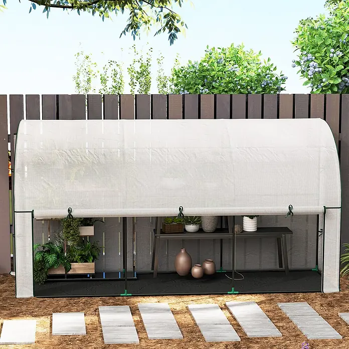 Outsunny Gewächshaus - 200 x 80 cm, Material Seitenwand: Kunststoff, 0,3 mm, Dunkelgrau - Tragbares Gewächshaus mit weißer lichtdurchlässiger Abdeckung und grüner Umrandung, mit aufgerolltem Fronteingang, im Freien mit Pflanzen auf Regalen.