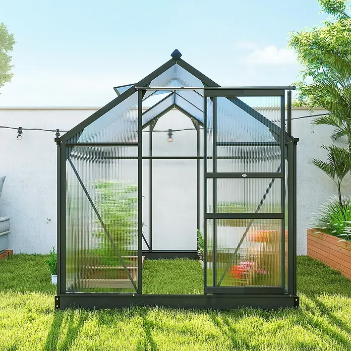 Outsunny Gewächshaus - 192 x 190 cm, Material Seitenwand: Kunststoff, 4 mm, Grau - Ein modernes Gewächshaus mit dunklem Rahmen und durchsichtigen Wellplatten im Garten. Die Schiebetür ist offen und zeigt Pflanzen im Inneren.
