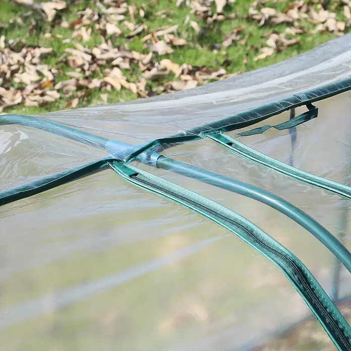 Outsunny Gewächshaus - 350 x 100 cm, Material Seitenwand: Kunststoff, 0,3 mm, Grün - Transparente Mini-Gewächshausabdeckung mit grünen Reißverschlüssen und Stützstangen, auf Gras im Freien.