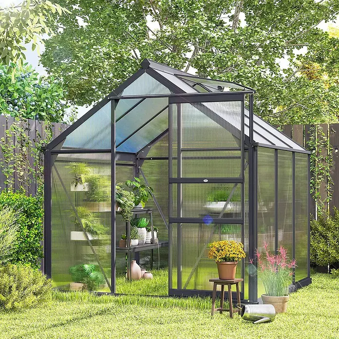 Outsunny Gewächshaus - 192 x 190 cm, Material Seitenwand: Kunststoff, 4 mm, Grau - Dunkelgraues Gewächshaus mit gerippten Klarglaspaneelen, gefüllt mit Pflanzen, in einem sonnigen Garten.