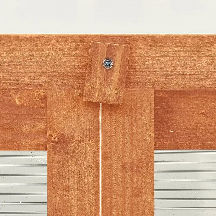 Furnicato Gewächshaus - 60 x 45 cm, Material Seitenwand: Holz, 38 mm, orange - Rotbrauner Holzriegel mit einer Sternschraube, der eine Holzplatte sichert.