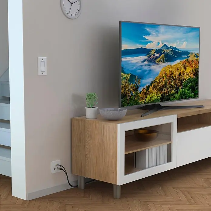 Hama Koax-Stecker 00205070 Koax-Stecker - Koax-Kupplung 120 dB - Schwarz, Grau - Moderner TV-Schrank aus hellem Holz und weißen Platten, mit Fernseher, Deko und Büchern im Wohnzimmer.