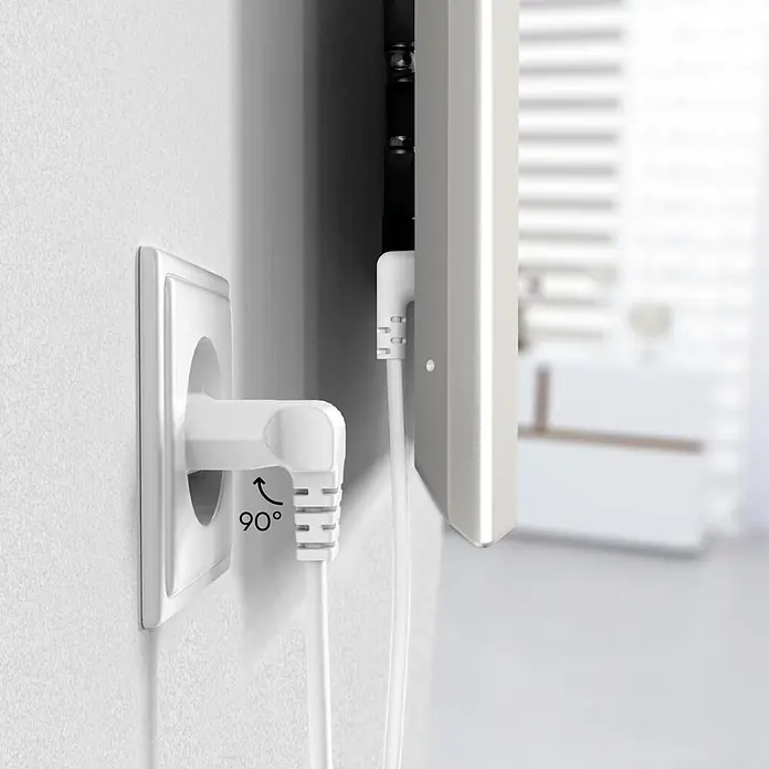Hama Netzkabel 00223281 beidseitig gewinkelt Euro-Stecker Doppelnut/C7 - Weiß, Länge: 1,5 m - Weißer 90-Grad-Winkelstecker in einer Wandsteckdose, ermöglicht bündige Montage eines Geräts nahe der Wand.