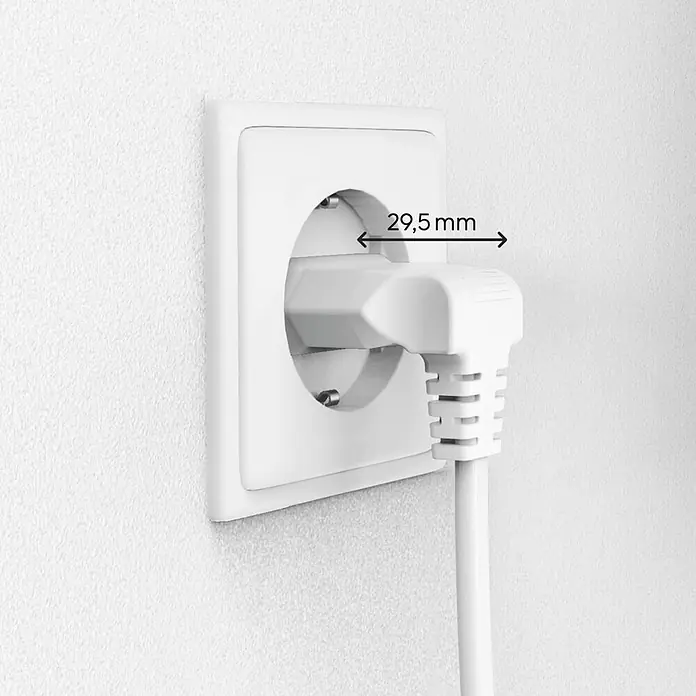 Hama Netzkabel 00223281 beidseitig gewinkelt Euro-Stecker Doppelnut/C7 - Weiß, Länge: 1,5 m - Weißer gewinkelter Netzstecker, 29,5 mm, teilweise in eine weiße Steckdose gesteckt.