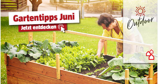 Ältere Frau kümmert sich im Garten um ein Hochbeet mit Kräutern und Gemüse