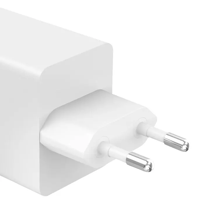 Hama Schnellladegerät 00201997 GaN 2x USB-C 1x USB-A Mini-Ladegerät PD 100 W - Weiß - Weißes Kunststoff-Netzteil mit zwei Steckstiften und silbernen Kontakten.