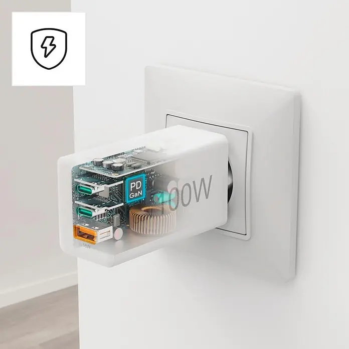 Hama Schnellladegerät 00201997 GaN 2x USB-C 1x USB-A Mini-Ladegerät PD 100 W - Weiß - Weißes 100W GaN USB-Ladegerät mit transparentem Gehäuse, das interne Komponenten und mehrere Anschlüsse zeigt, in eine Steckdose gesteckt.