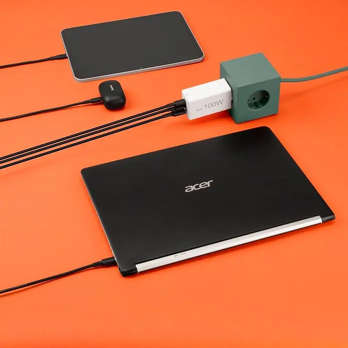 Hama Schnellladegerät 00201997 GaN 2x USB-C 1x USB-A Mini-Ladegerät PD 100 W - Weiß - Weißes GaN 100W Ladegerät in einem grünen Power Cube, lädt Tablet, Laptop und Ohrhörer-Etui.
