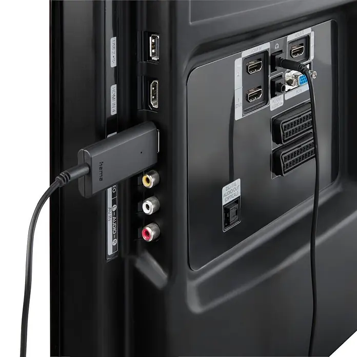 Hama Kopfhörer Over Ear Kabellos Funk Bluetooth Lautstärkeregelung TV - Schwarz - Schwarzer Hama Adapter, angeschlossen an einen AV-Eingang (Cinch) und USB-Anschluss eines Fernsehers.