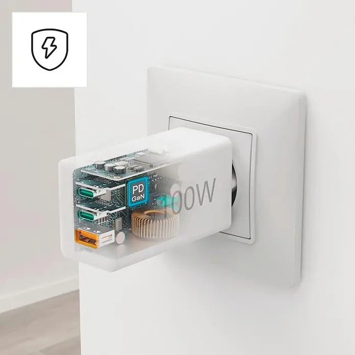 Hama Schnellladegerät 00201997 GaN 2x USB-C 1x USB-A Mini-Ladegerät PD 100 W - Weiß - Weißes, lichtdurchlässiges 100W USB-C und USB-A Ladegerät in einer Steckdose, das die interne Schaltung und 'PD GaN'-Technologie zeigt.
