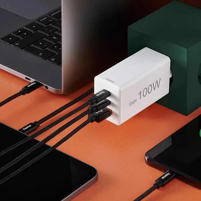 Hama Schnellladegerät 00201997 GaN 2x USB-C 1x USB-A Mini-Ladegerät PD 100 W - Weiß - Weißes Hama GaN 100W Ladegerät lädt gleichzeitig Laptop, Tablet und Smartphone mit schwarzen geflochtenen Kabeln.