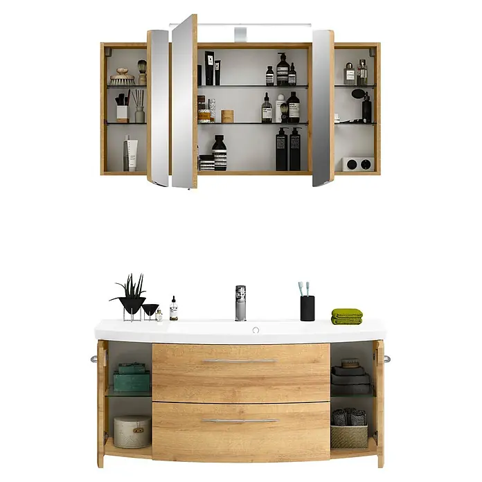 Pelipal Cassca Badmöbel-Set - Gesamtbreite Badmöbel: 121 cm, Riviera Eiche, Matt - Hellholz-Badezimmerschrank mit weißem Waschbecken und Spiegelschrank, der diverse Pflegeprodukte zeigt.