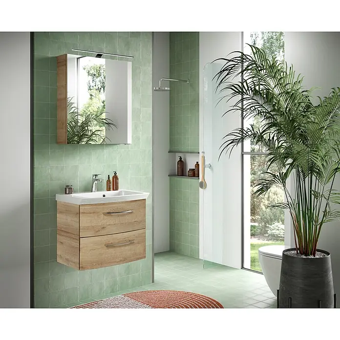 Pelipal Cassca Badmöbel-Set - Gesamtbreite Badmöbel: 62 cm, Riviera Eiche, Matt - Modernes Badezimmer mit hellem Holzwaschtisch, weißem Keramikwaschbecken und Spiegelschrank.