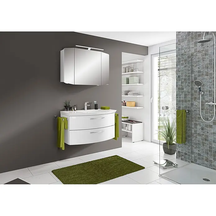 Pelipal Cassca Badmöbel-Set - Gesamtbreite Badmöbel: 101 cm, Weiß Hochglanz, Glänzend - Modernes Badezimmer mit weißem Waschtisch, Spiegelschrank und Dusche. Grüne Akzente durch Handtücher und Teppich.