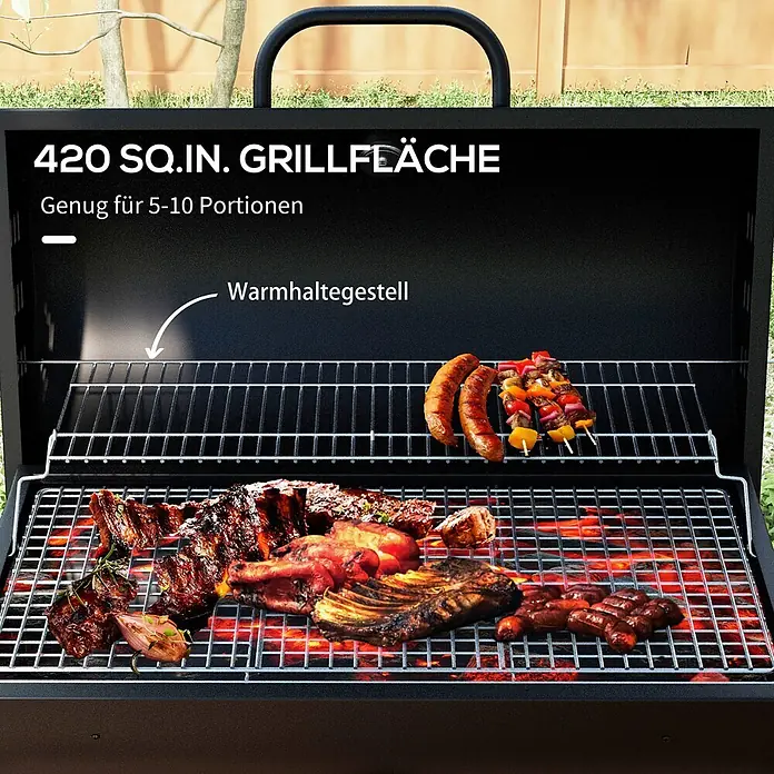 Outsunny Smoker -  - Geöffneter schwarzer BBQ-Grill mit 420 sq.in. Grillfläche, beladen mit Fleisch, Würstchen und Spießen auf Rost & Warmhaltegitter.