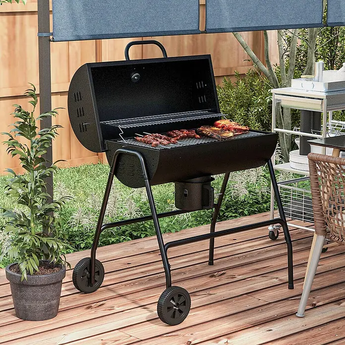Outsunny Smoker -  - Schwarzer Holzkohlegrill mit Rädern, auf dem Spieße und Fleisch auf geöffnetem Rost auf einer Holzterrasse braten.