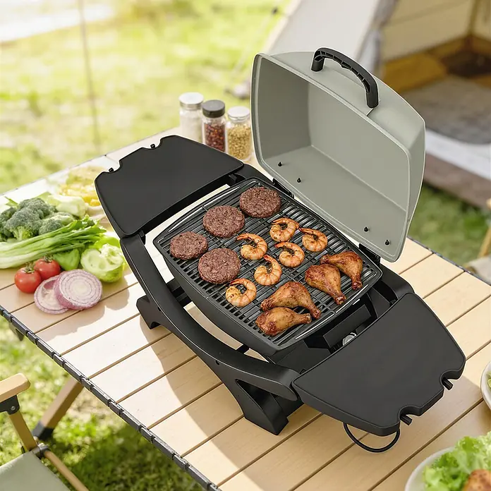 Outsunny Elektrogrill - 2.300 kW - Tragbarer schwarz-grauer Elektrogrill mit Burgern, Garnelen und Hähnchenschenkeln, auf einem Holztisch für das Grillen im Freien.