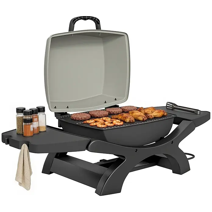 Outsunny Elektrogrill - 2.300 kW - Dunkelgrauer tragbarer Grill mit hellgrauem Deckel, Burger, Hähnchen und Garnelen garend. Gewürze und ein Handtuch sind auf der Seitenablage.