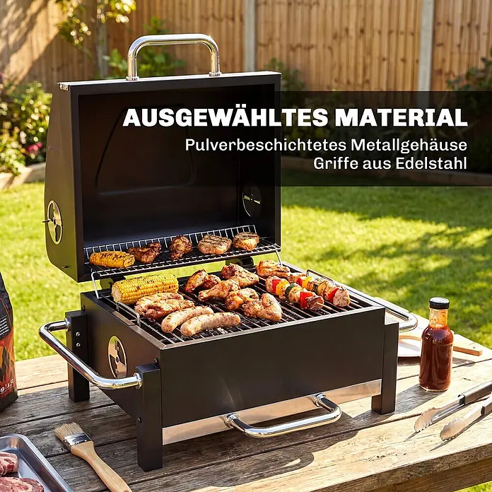 Outsunny Smoker -  - Ein schwarzer, pulverbeschichteter Metallgrill mit Edelstahlgriffen, beladen mit Grillgut, steht auf einem Holztisch im Freien.