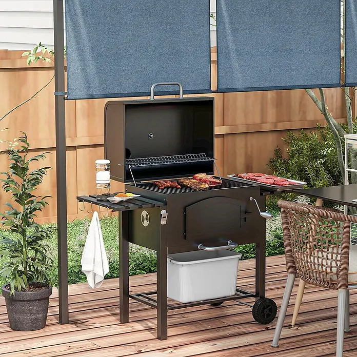 Outsunny Smoker -  - Schwarzer Holzkohlegrill aus Metall mit kochendem Essen auf einer Holzterrasse unter einem blauen Vordach, mit Seitenablagen und Stauraum.
