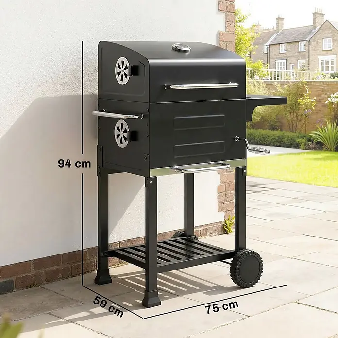 Outsunny Smoker -  - Schwarzer Holzkohlegrill aus Metall auf einer Terrasse. Maße: 94cm H, 59cm T, 75cm B.