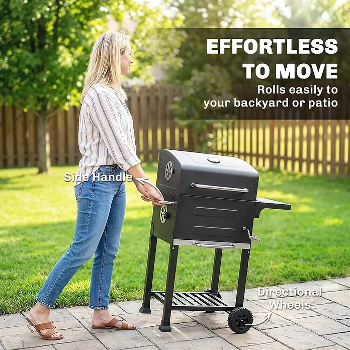 Outsunny Smoker -  - Eine Frau rollt einen schwarzen Holzkohlegrill über eine Terrasse. Der Grill hat einen Seitengriff und Lenkrollen, was ihn mühelos beweglich macht.