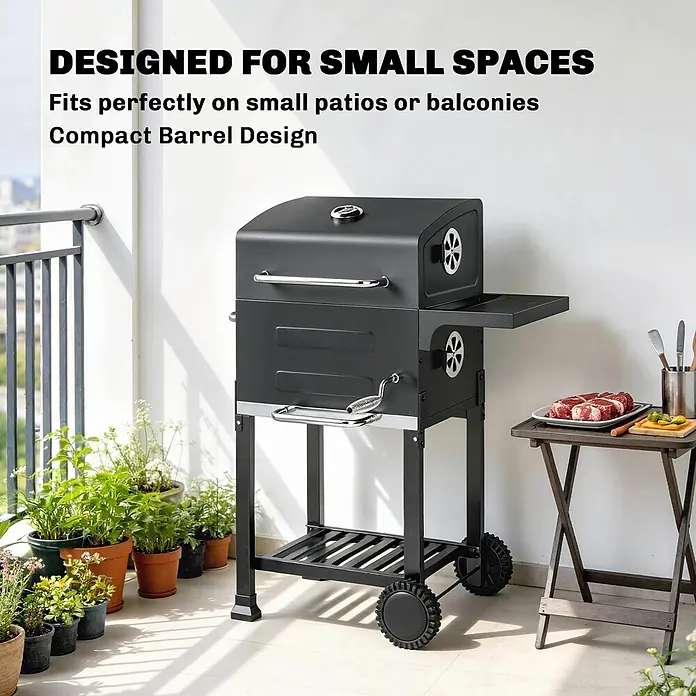 Outsunny Smoker -  - Schwarzer Fass-BBQ-Grill mit Seitenablage und Rädern auf einem Balkon, demonstriert seine kompakte Größe für kleine Räume.
