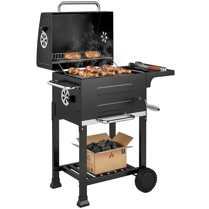 Outsunny Smoker -  - Schwarzer, tragbarer Holzkohlegrill mit darauf brutzendem Essen, aufsteigendem Rauch, Seitenablage und Holzkohlekiste darunter.