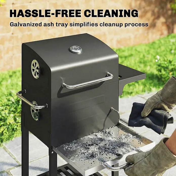 Outsunny Smoker -  - Ein schwarzer Holzkohlegrill mit verzinkter Ascheschale, gefüllt mit Asche, die von einer behandschuhten Hand herausgezogen wird zur einfachen Reinigung.