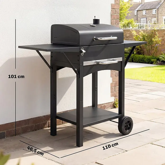 Outsunny Smoker -  - Schwarzer Metall-Grill mit einer Seitenablage, Bodenablage und Rädern auf einer Terrasse. Maße: 101x110x46,5 cm (HxBxT).