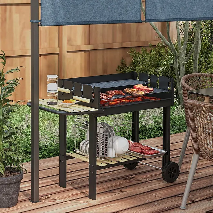 Outsunny Holzkohlegrill - Schwarz - Schwarzer Metall-BBQ-Grill mit blauer Überdachung, auf dem Holzdeck Fleisch zubereitet wird. Mit Ablagen und Stauraum für Geschirr und rohes Fleisch.