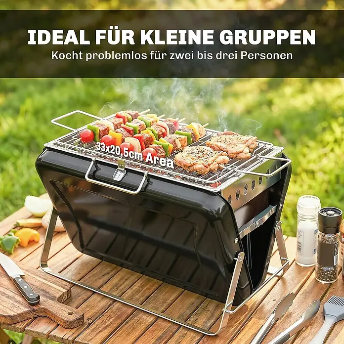 Outsunny Holzkohlegrill - Durchmesser Grillfläche: 32 cm, Schwarz - Schwarzer tragbarer Grill mit Edelstahlrosten, darauf Spieße und Hähnchen. 33x20,5cm Kochfläche, ideal für 2-3 Personen, draußen auf einem Tisch verwendet.