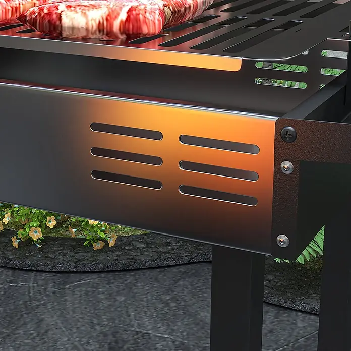 Outsunny Holzkohlegrill - Durchmesser Grillfläche: 70 cm, Schwarz - Dunkler Metallgrill mit Lüftungsschlitzen und rohem Fleisch auf dem Rost, in einem Garten im Freien.