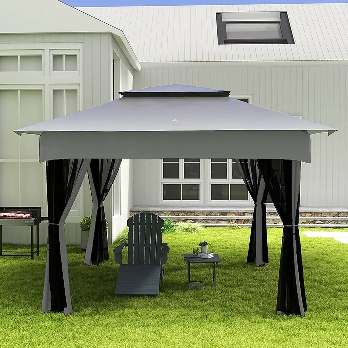 Outsunny Holzkohlegrill - Durchmesser Grillfläche: 70 cm, Schwarz - Graues Outdoor-Gartenpavillon mit schwarzen Mesh-Vorhängen neben einem Haus mit Gartenmöbeln und Grill.