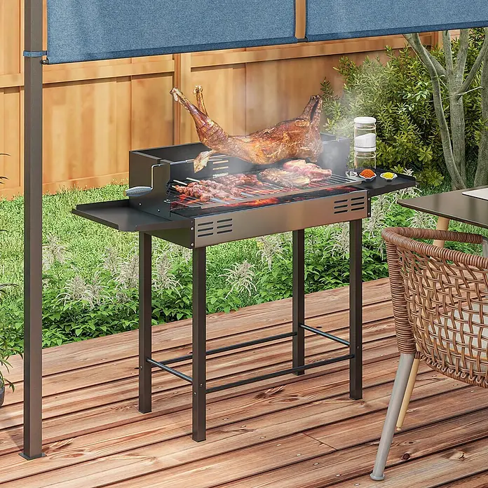 Outsunny Holzkohlegrill - Durchmesser Grillfläche: 70 cm, Schwarz - Dunkler Metall-Grill mit Lammspieß und Fleisch, das auf einer Holzterrasse im Freien gegrillt wird.