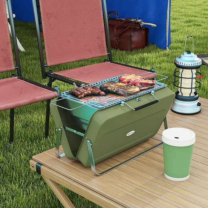 Outsunny Holzkohlegrill - Durchmesser Grillfläche: 32 cm, Grün - Grüner tragbarer Grill brät Würstchen und Steak auf einem Holztisch, im Freien für Camping oder Picknick genutzt.